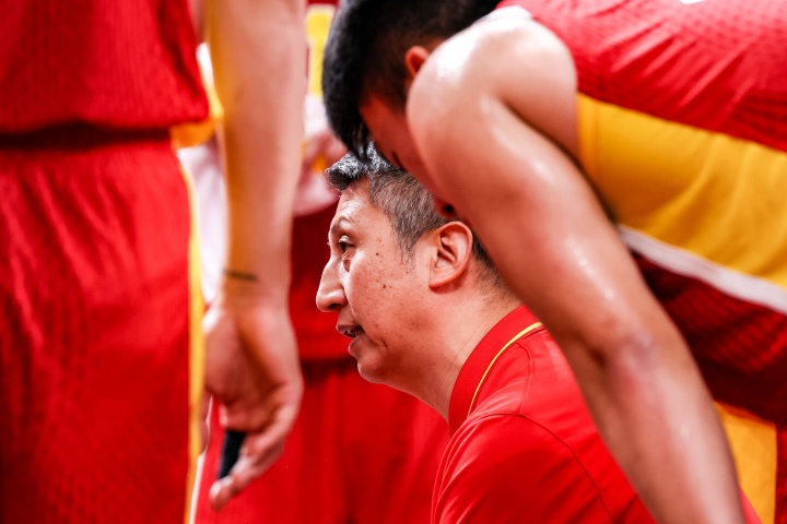 记者：未来一段时间中国男篮的球迷要学着接受失败 接受更多失利